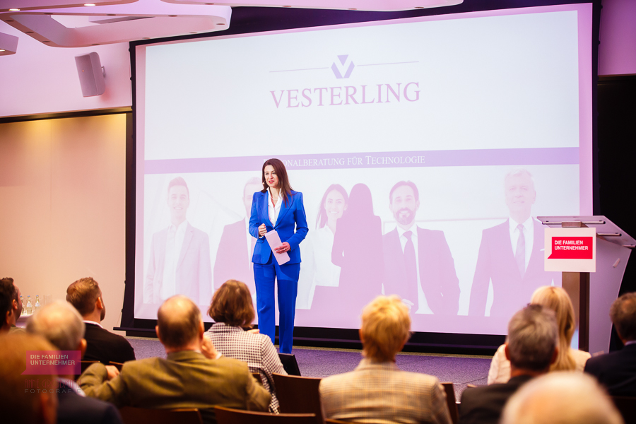 Eva Vesterling bei einer Podiumsrede auf dem Unternehmerforum der Familienunternehmer